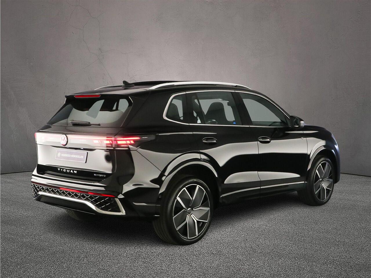 Volkswagen TIGUAN R-Line Edition 1.5 TSI eHybrid 272pk DSG Automaat Trekhaak, Panoramadak, Adaptive cruise control, Elektrische achterklep, Achteruitrijcamera