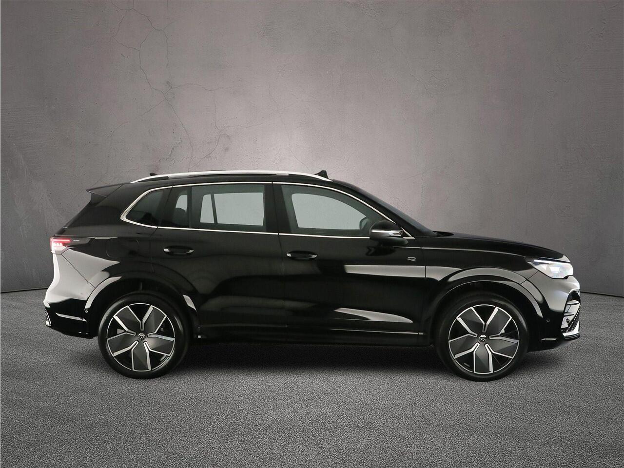 Volkswagen TIGUAN R-Line Edition 1.5 TSI eHybrid 272pk DSG Automaat Trekhaak, Panoramadak, Adaptive cruise control, Elektrische achterklep, Achteruitrijcamera
