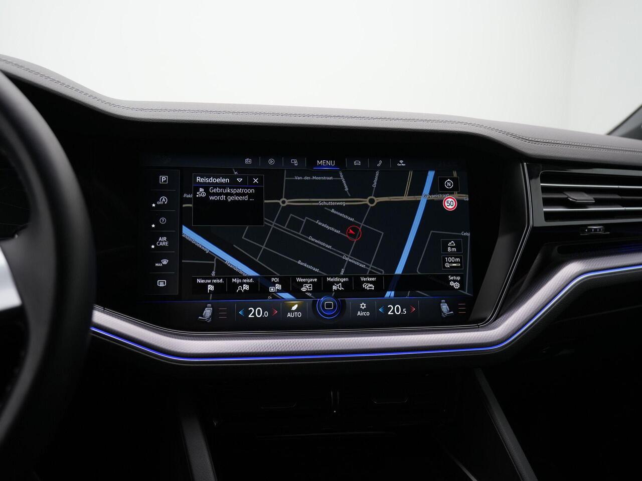 Volkswagen TOUAREG 3.0 TSI 340 pk tiptronic R-Line | Panoramadak | Trekhaak | Luchtvering | Savona leder | Geheugenstoelen | Head-up display | IQ Light | Dynaudio