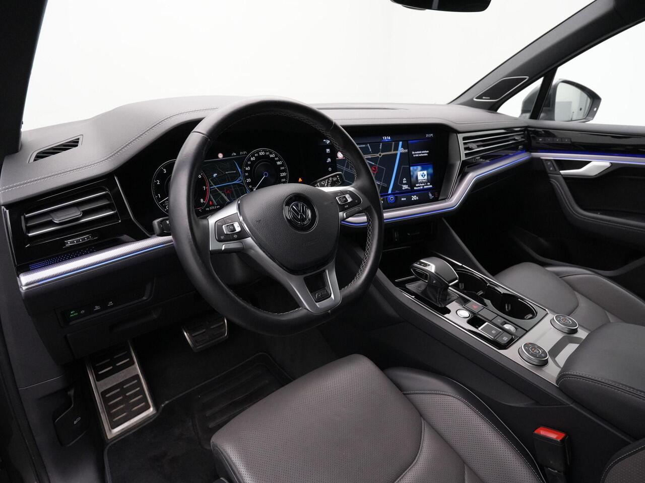 Volkswagen TOUAREG 3.0 TSI 340 pk tiptronic R-Line | Panoramadak | Trekhaak | Luchtvering | Savona leder | Geheugenstoelen | Head-up display | IQ Light | Dynaudio