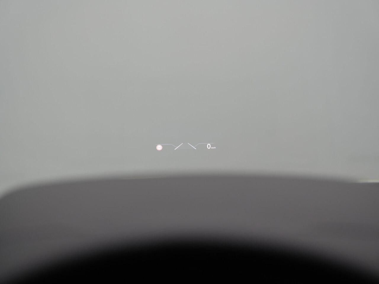 Volkswagen TOUAREG 3.0 TSI 340 pk tiptronic R-Line | Panoramadak | Trekhaak | Luchtvering | Savona leder | Geheugenstoelen | Head-up display | IQ Light | Dynaudio