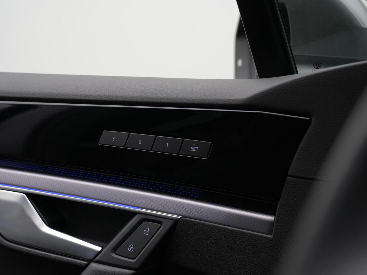 Volkswagen TOUAREG 3.0 TSI 340 pk tiptronic R-Line | Panoramadak | Trekhaak | Luchtvering | Savona leder | Geheugenstoelen | Head-up display | IQ Light | Dynaudio