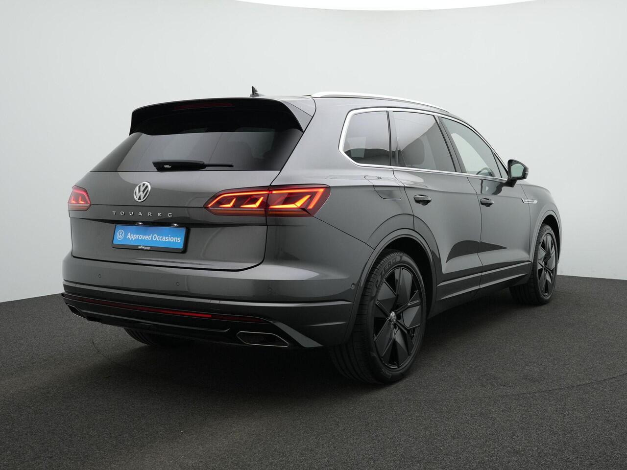 Volkswagen TOUAREG 3.0 TSI 340 pk tiptronic R-Line | Panoramadak | Trekhaak | Luchtvering | Savona leder | Geheugenstoelen | Head-up display | IQ Light | Dynaudio