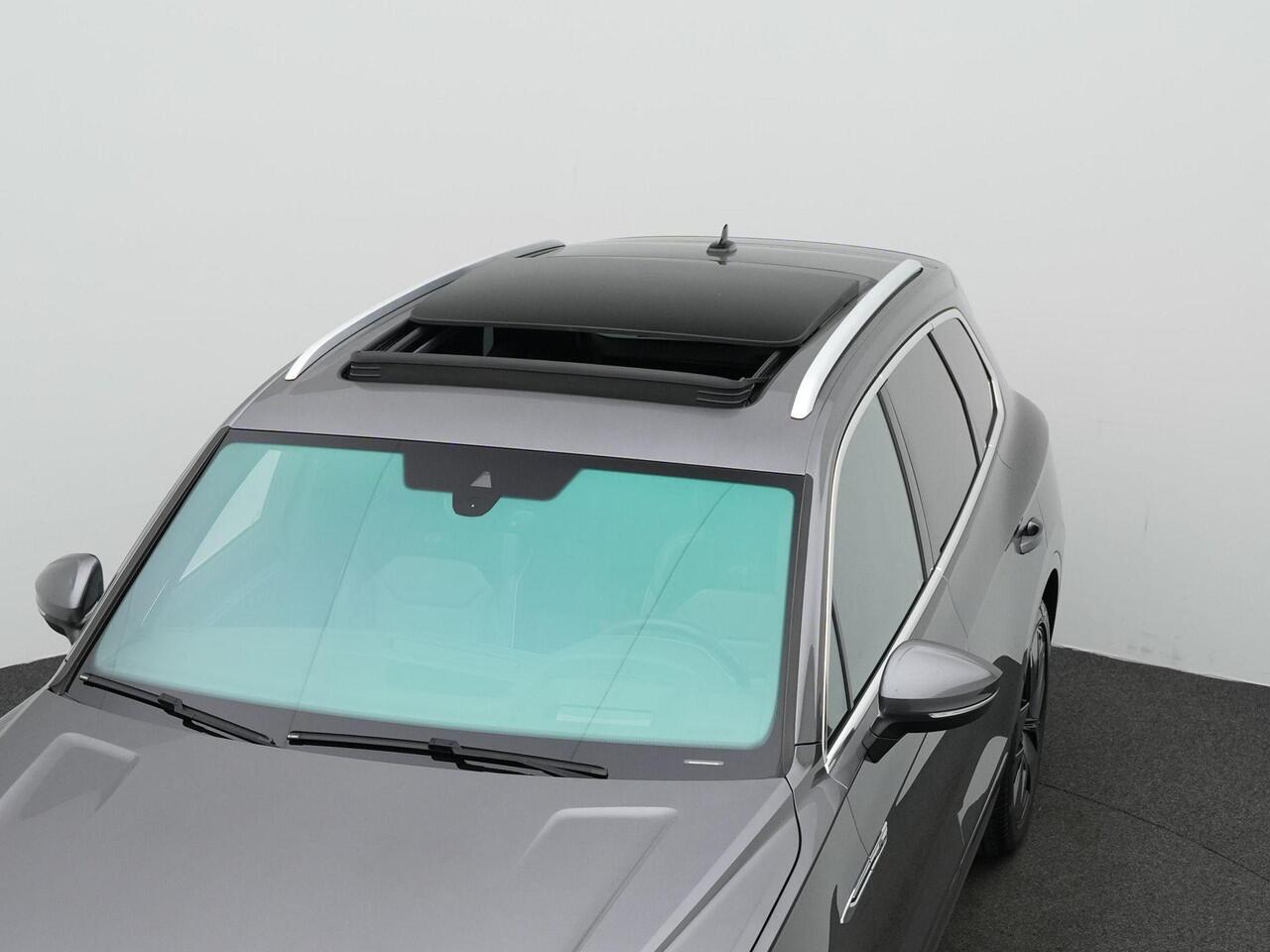 Volkswagen TOUAREG 3.0 TSI 340 pk tiptronic R-Line | Panoramadak | Trekhaak | Luchtvering | Savona leder | Geheugenstoelen | Head-up display | IQ Light | Dynaudio