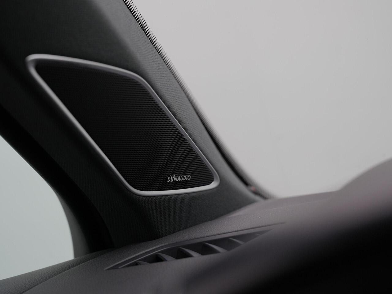 Volkswagen TOUAREG 3.0 TSI 340 pk tiptronic R-Line | Panoramadak | Trekhaak | Luchtvering | Savona leder | Geheugenstoelen | Head-up display | IQ Light | Dynaudio