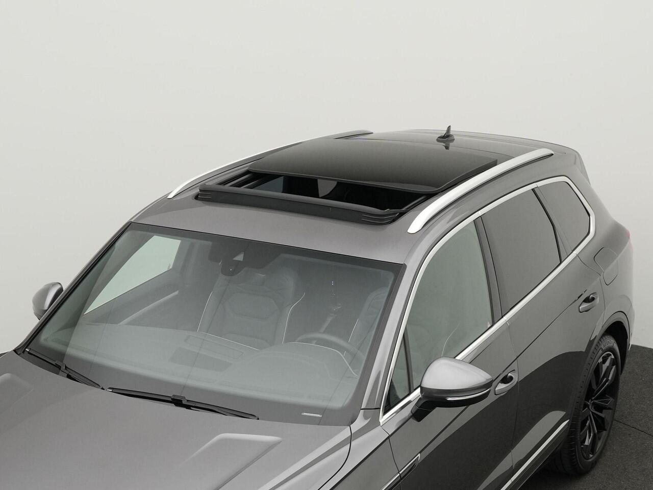 Volkswagen TOUAREG Elegance 3.0 TSi 381 pk tiptronic eHybrid 4MOTION | Panoramadak | Puglia leder | Geheugenstoelen | Rondomzicht camera | Stoelventilatie