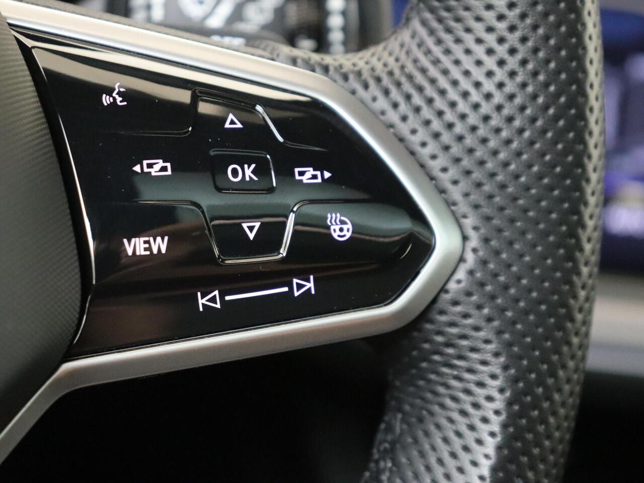 Volkswagen TOUAREG 3.0 TSi eHybrid 4MOTION R | Panoramadak | Luchtvering | Trekhaak | Nachtzichtassistent | 360 camera | Head-up display | Parkeerassistent |