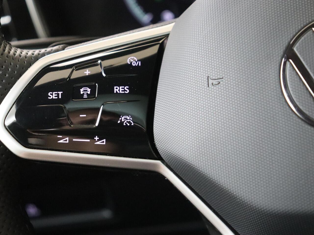 Volkswagen TOUAREG 3.0 TSi eHybrid 4MOTION R | Panoramadak | Luchtvering | Trekhaak | Nachtzichtassistent | 360 camera | Head-up display | Parkeerassistent |