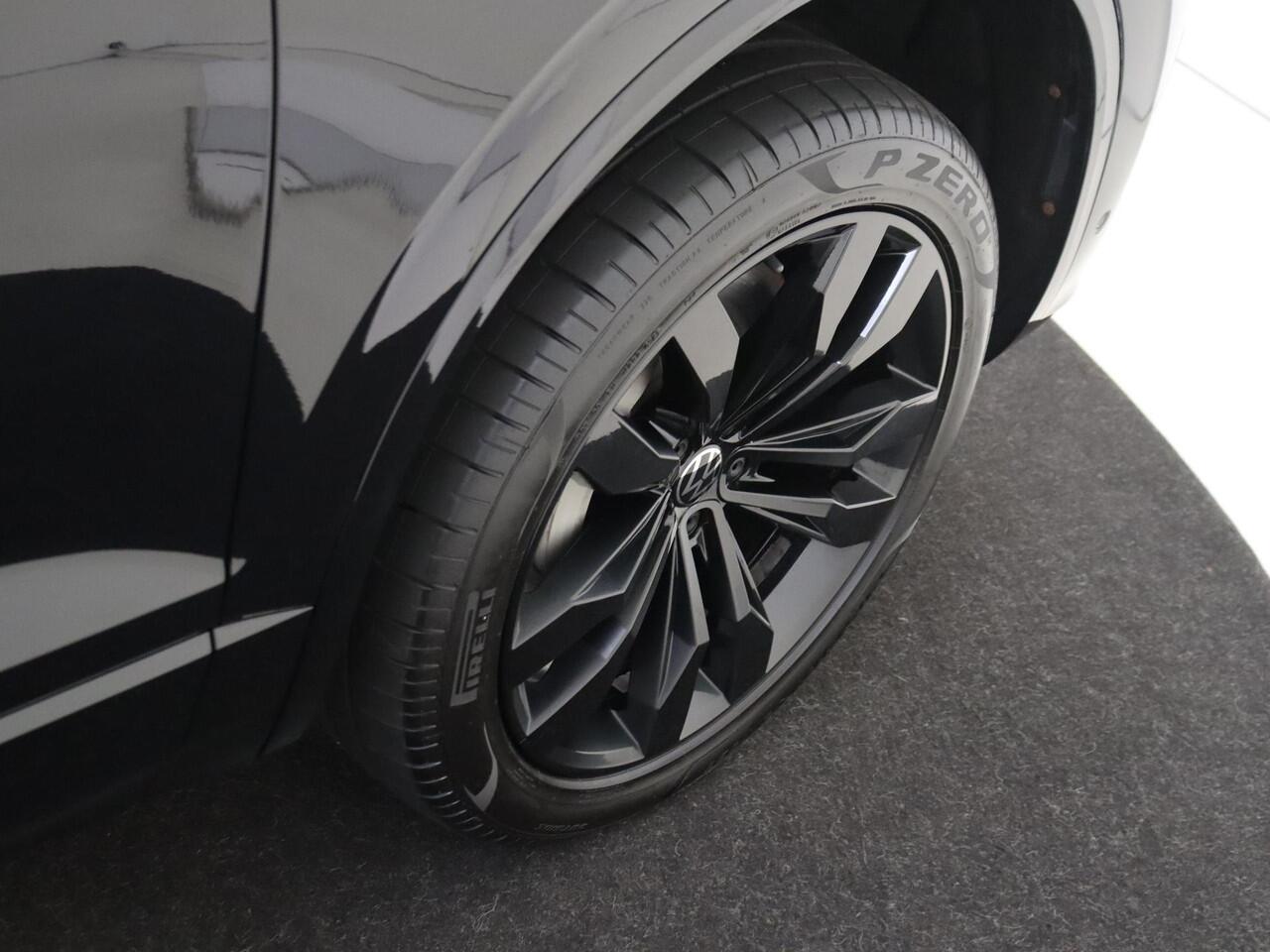 Volkswagen TOUAREG 3.0 TSi eHybrid 4MOTION R | Panoramadak | Luchtvering | Trekhaak | Nachtzichtassistent | 360 camera | Head-up display | Parkeerassistent |