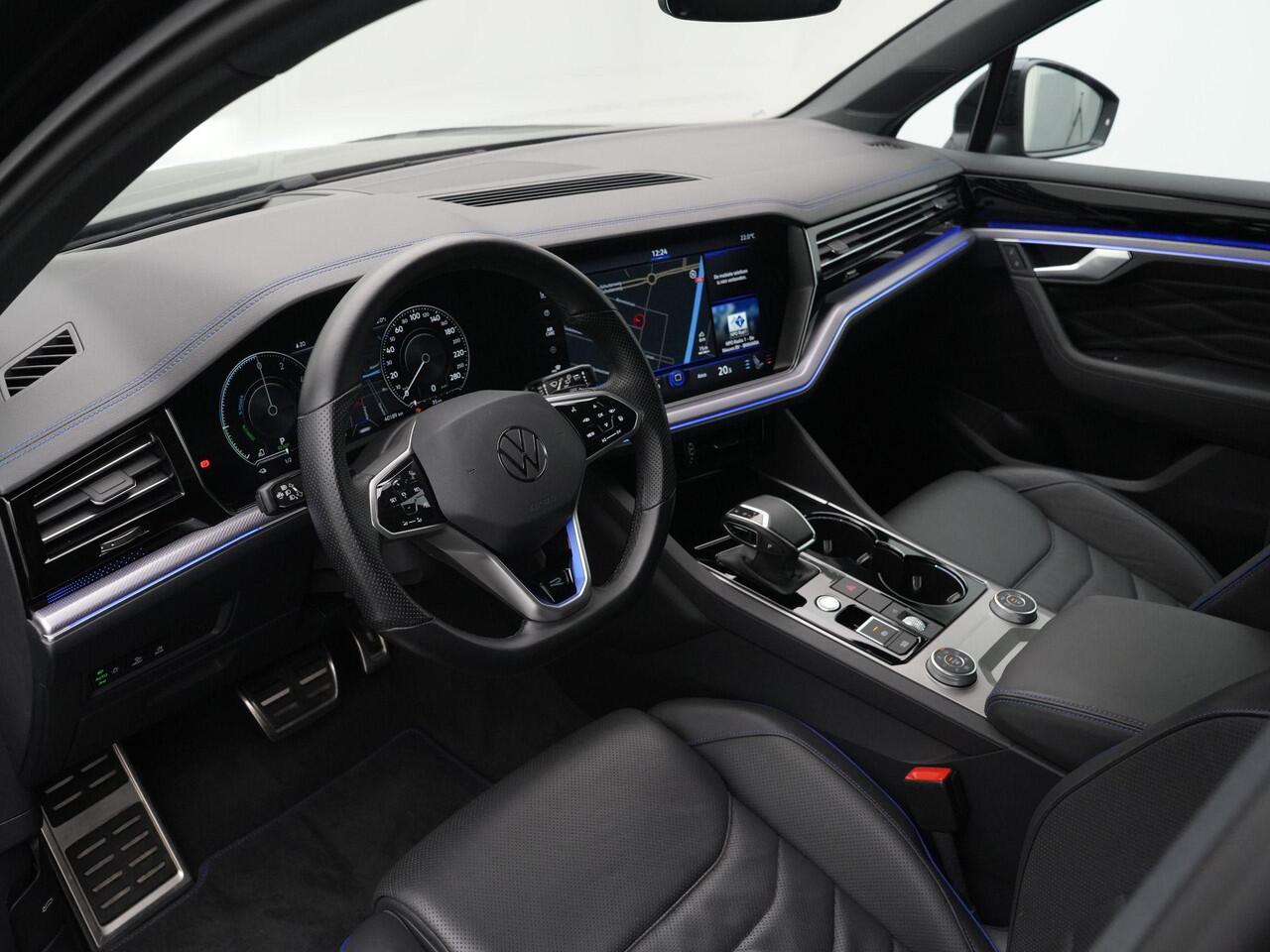 Volkswagen TOUAREG R 3.0 TSi 462 pk tiptronic eHybrid 4MOTION | Panoramadak | Trekhaak | Puglia leder | Head-up display | Stoelventilatie | Geheugenstoel