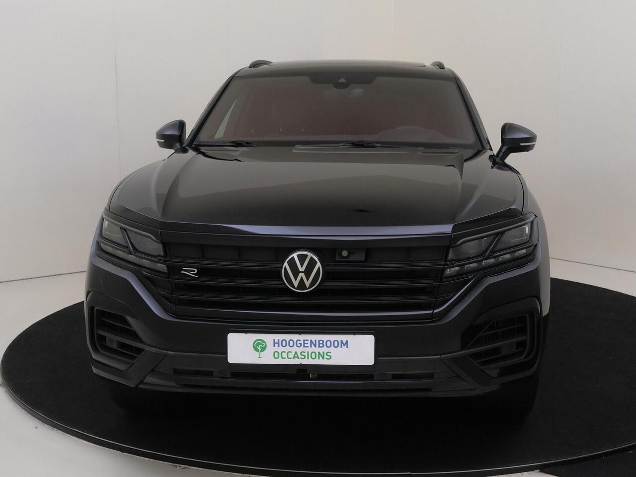 Volkswagen TOUAREG 3.0 TSi eHybrid 4MOTION R | Panoramadak | Luchtvering | Trekhaak | Nachtzichtassistent | 360 camera | Head-up display | Parkeerassistent |