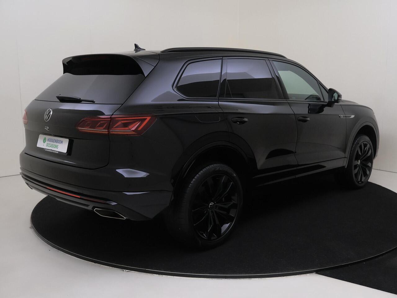 Volkswagen TOUAREG 3.0 TSi eHybrid 4MOTION R | Panoramadak | Luchtvering | Trekhaak | Nachtzichtassistent | 360 camera | Head-up display | Parkeerassistent |