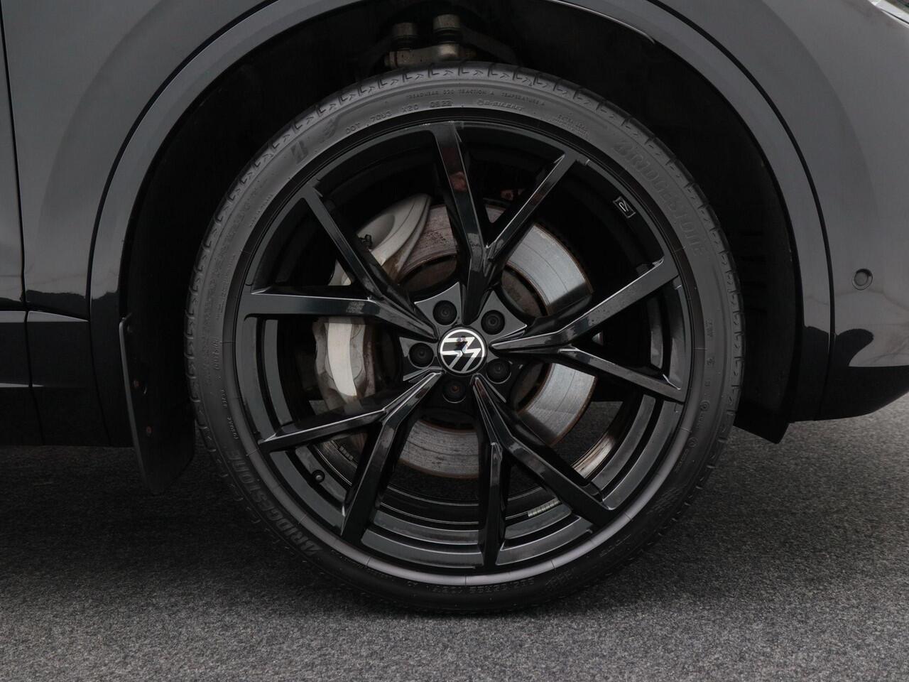 Volkswagen TOUAREG 3.0 TSi eHybrid 462 Pk 4Motion R-Line | Panoramadak | Adaptive Cruise | Black Style | Dynaudio | Trekhaak | Stoelverwarming | Stoelmassage | Carplay| Camera 360 | LED | 73.075 Km!!