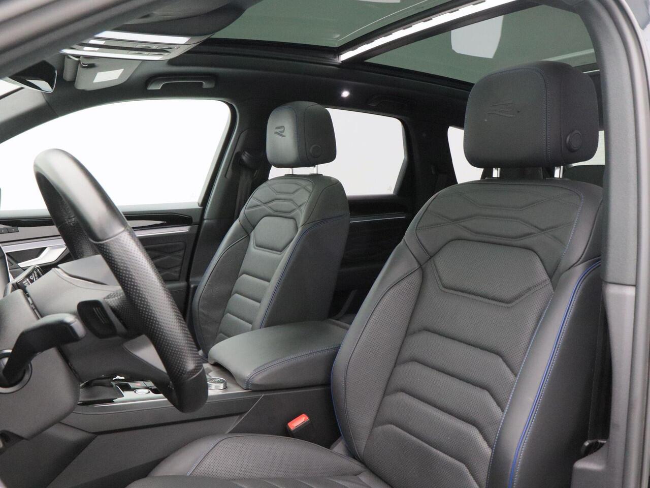 Volkswagen TOUAREG 3.0 TSi eHybrid 462 Pk 4Motion R-Line | Panoramadak | Adaptive Cruise | Black Style | Dynaudio | Trekhaak | Stoelverwarming | Stoelmassage | Carplay| Camera 360 | LED | 73.075 Km!!