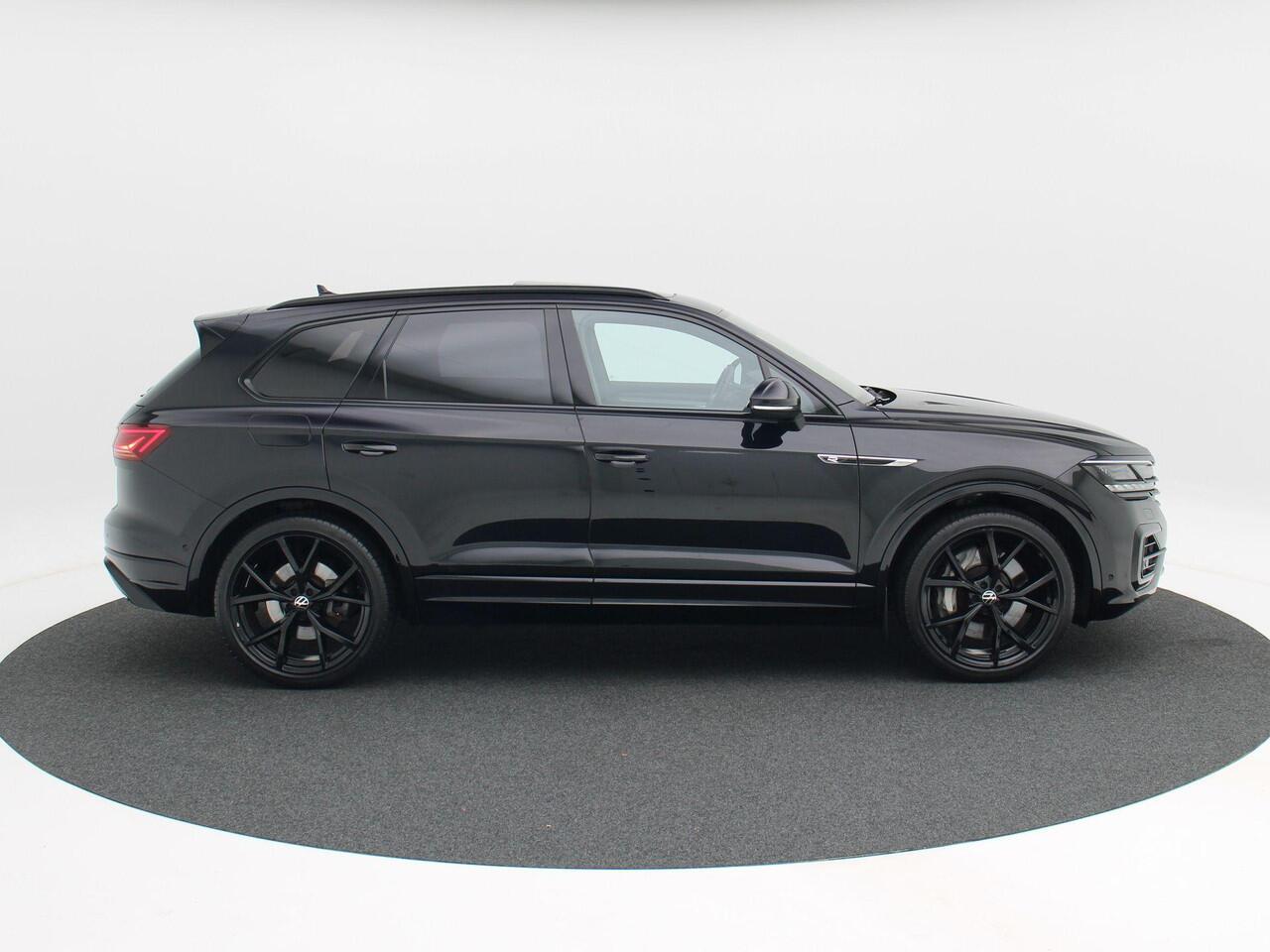 Volkswagen TOUAREG 3.0 TSi eHybrid 462 Pk 4Motion R-Line | Panoramadak | Adaptive Cruise | Black Style | Dynaudio | Trekhaak | Stoelverwarming | Stoelmassage | Carplay| Camera 360 | LED | 73.075 Km!!