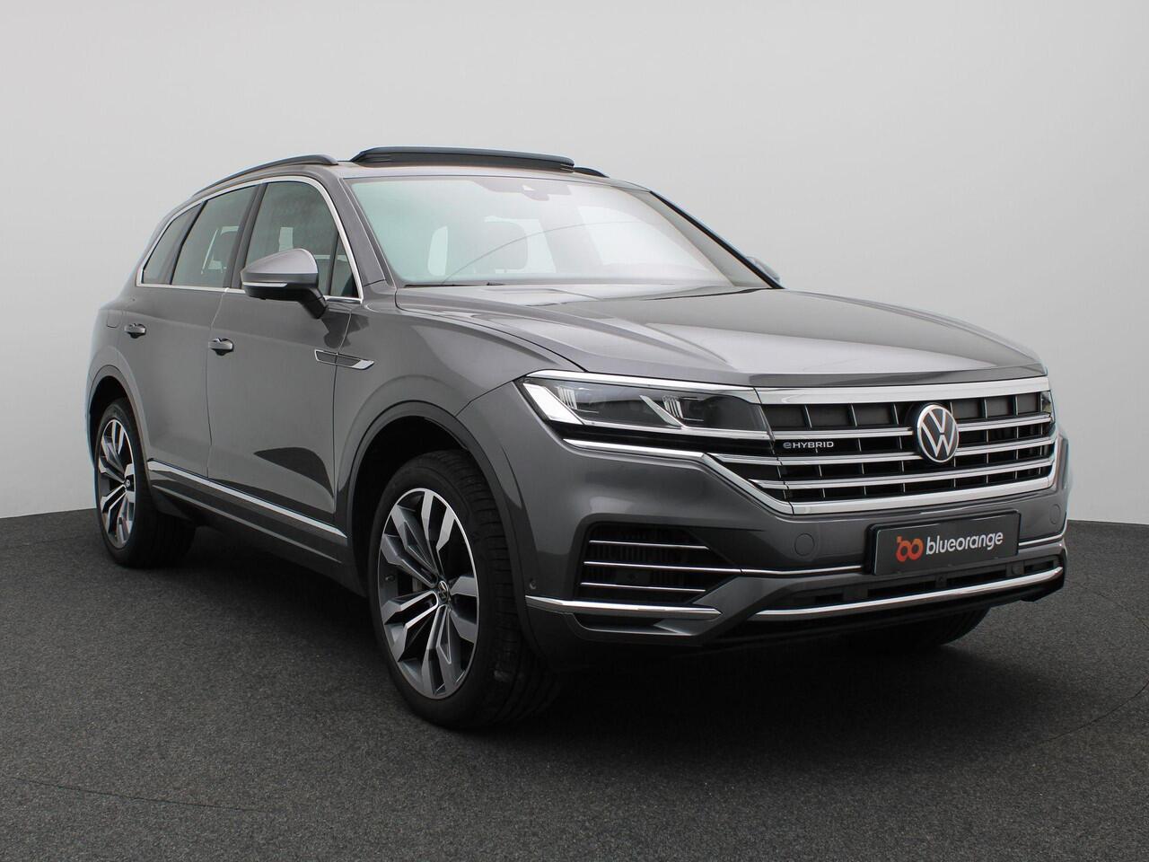 Volkswagen TOUAREG 3.0 TSi eHybrid 4MOTION Elegance 381PK DSG SOH 92%, Pano-Schuifdak, Luchtvering, Memorystoel, 360gr. Camera, Trekhaak, Voorruitverwarming, 21" Suzuka LM Velgen