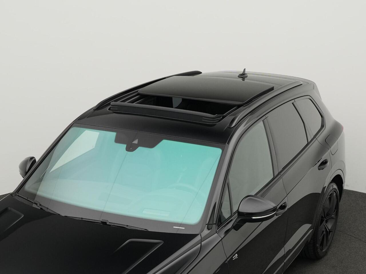 Volkswagen TOUAREG R 3.0 TSi 462 pk tiptronic eHybrid 4MOTION | Panoramadak | Trekhaak | Puglia Leder | Nachtzicht | Head-Up Display | Geheugenstoelen | Dynaudio