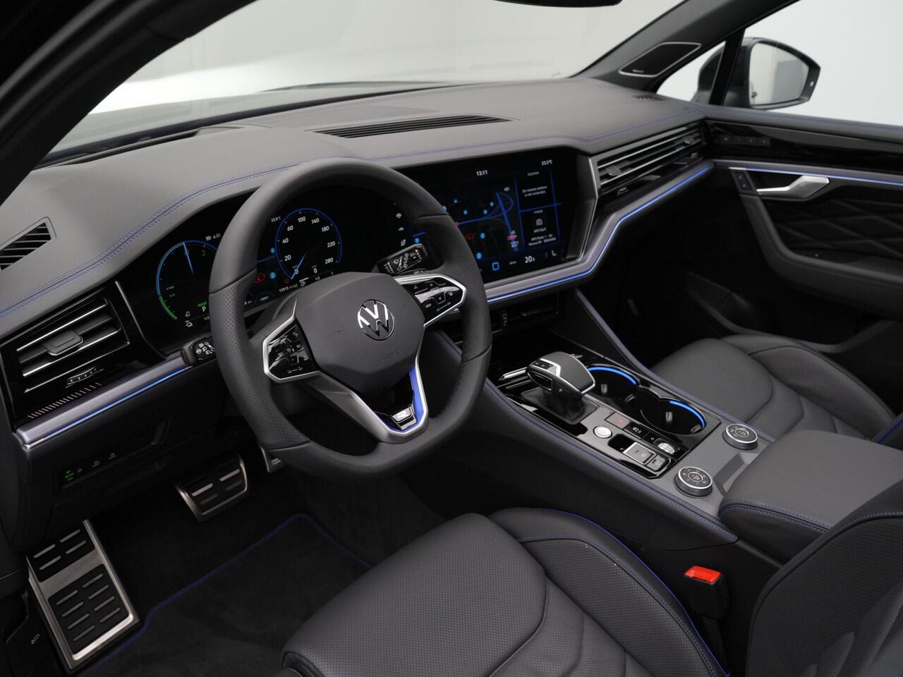 Volkswagen TOUAREG R 3.0 TSi 462 pk tiptronic eHybrid 4MOTION | Panoramadak | Trekhaak | Puglia Leder | Nachtzicht | Head-Up Display | Geheugenstoelen | Dynaudio