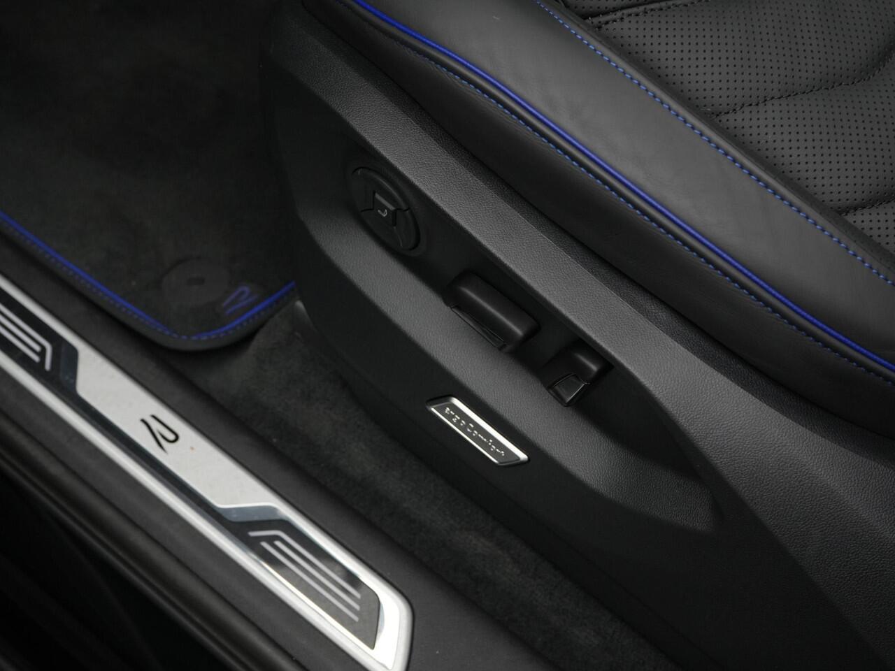 Volkswagen TOUAREG R 3.0 TSi 462 pk tiptronic eHybrid 4MOTION | Panoramadak | Trekhaak | Puglia Leder | Nachtzicht | Head-Up Display | Geheugenstoelen | Dynaudio