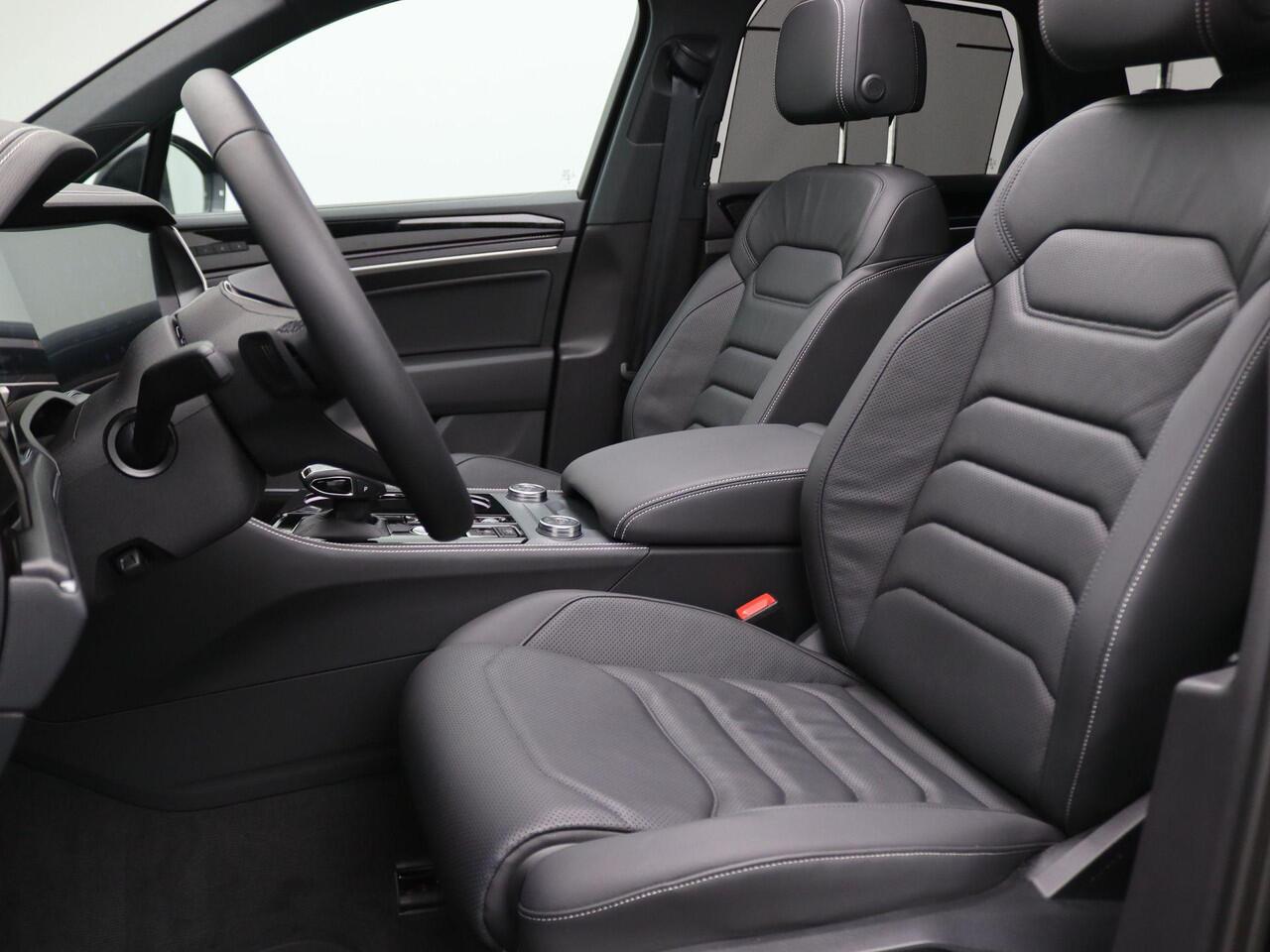 Volkswagen TOUAREG 3.0 TSi eHybrid 4MOTION Elegance 381PK DSG 360 gr. camera, head-up, leder, stoelventilatie, luchtvering, keyless, stoelverwarming&koeling, virtual pedal, alarm, 21'' lichtmetaal