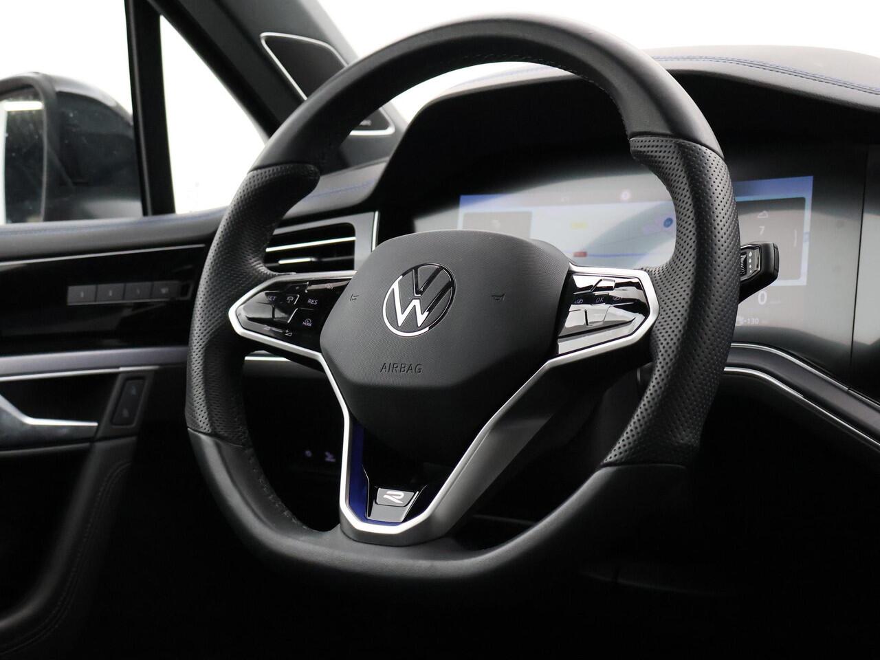 Volkswagen TOUAREG R 3.0 TSi V6 eHybrid 4MOTION R 462 PK *CHILI RED* + PANORAMA | STOELVENTILATIE | LUCHTVERING | DYNAUDIO | HEAD-UP DISPLAY