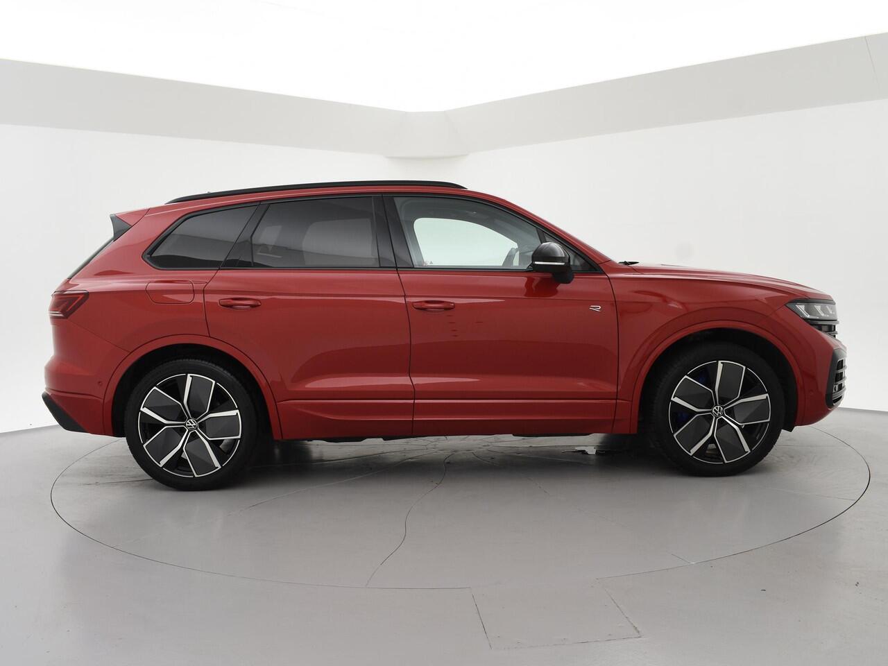Volkswagen TOUAREG R 3.0 TSi V6 eHybrid 4MOTION R 462 PK *CHILI RED* + PANORAMA | STOELVENTILATIE | LUCHTVERING | DYNAUDIO | HEAD-UP DISPLAY
