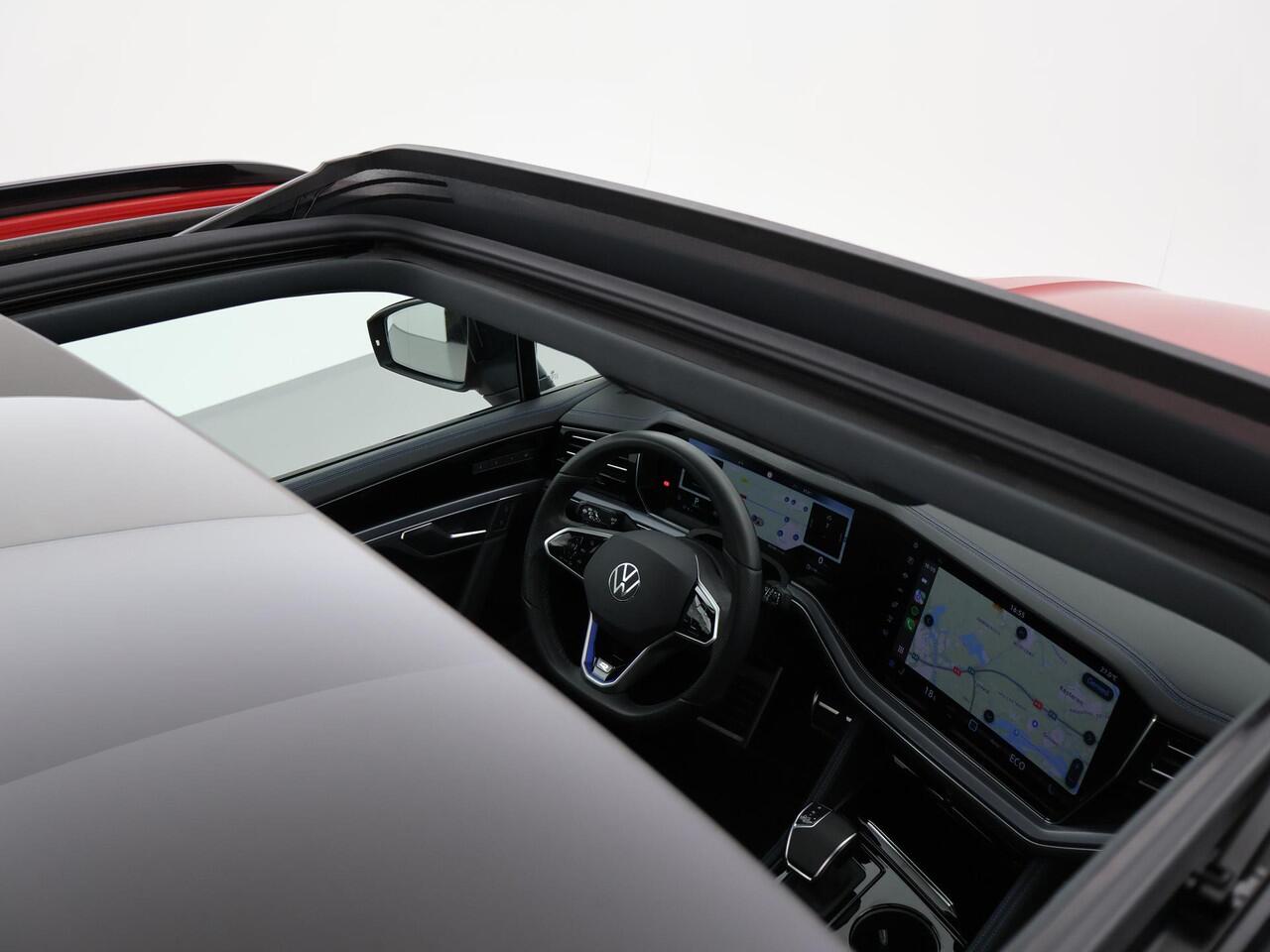 Volkswagen TOUAREG R 3.0 TSi V6 eHybrid 4MOTION R 462 PK *CHILI RED* + PANORAMA | STOELVENTILATIE | LUCHTVERING | DYNAUDIO | HEAD-UP DISPLAY