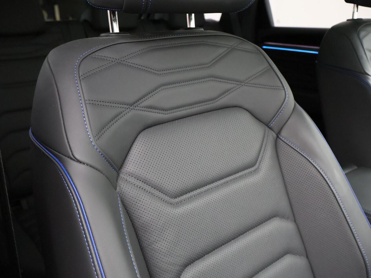 Volkswagen TOUAREG R 3.0 TSi V6 eHybrid 4MOTION R 462 PK *CHILI RED* + PANORAMA | STOELVENTILATIE | LUCHTVERING | DYNAUDIO | HEAD-UP DISPLAY