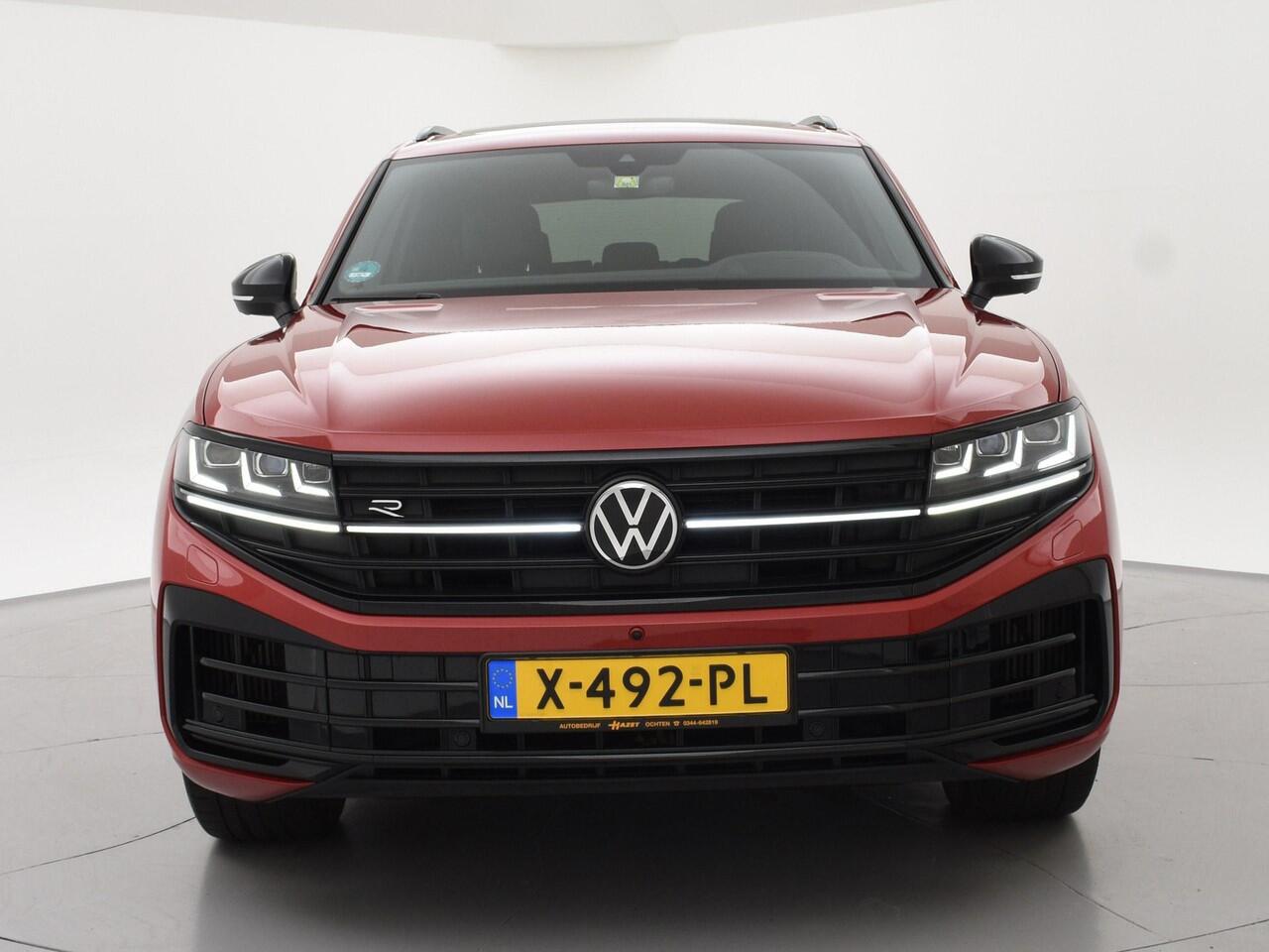 Volkswagen TOUAREG R 3.0 TSi V6 eHybrid 4MOTION R 462 PK *CHILI RED* + PANORAMA | STOELVENTILATIE | LUCHTVERING | DYNAUDIO | HEAD-UP DISPLAY