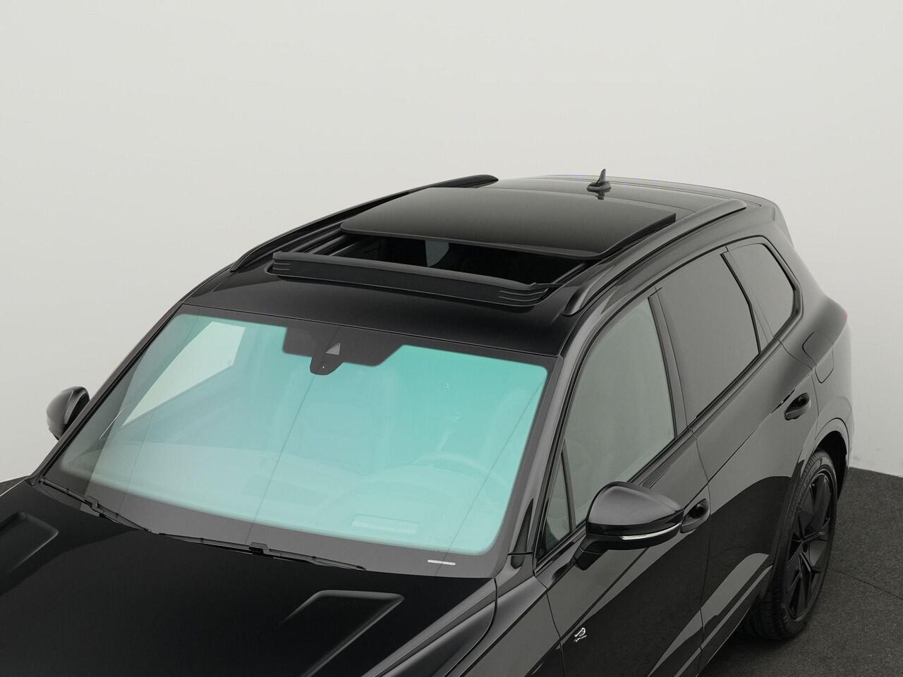 Volkswagen TOUAREG 3.0 TSi eHybrid 463 pk tiptronic 4MOTION R | Panoramadak | Trekhaak | Puglia Leder | Nachtzicht | Head-Up Display | Geheugenstoelen | Dynaudio