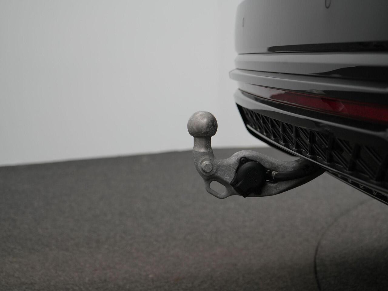 Volkswagen TOUAREG 3.0 TSi eHybrid 463 pk tiptronic 4MOTION R | Panoramadak | Trekhaak | Puglia Leder | Nachtzicht | Head-Up Display | Geheugenstoelen | Dynaudio