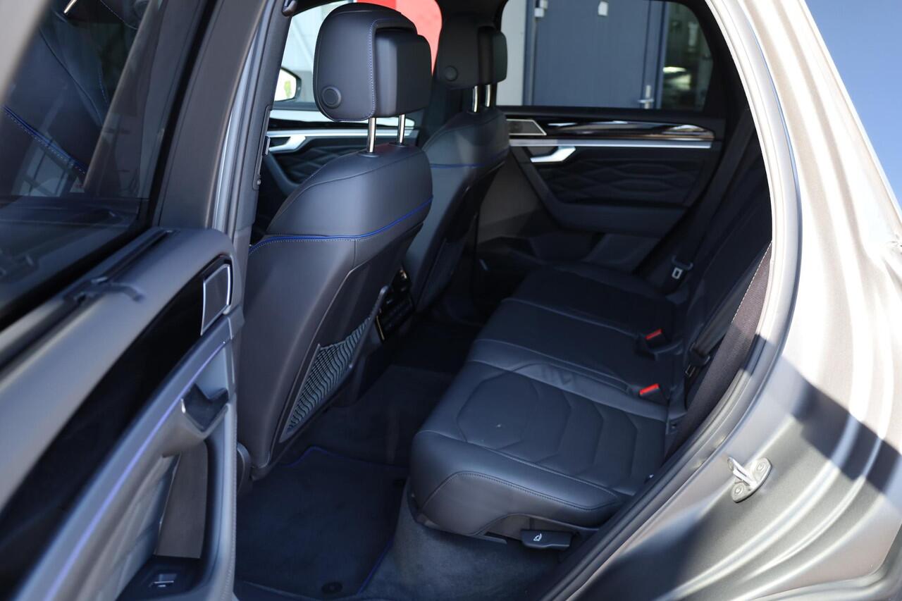 Volkswagen TOUAREG 3.0 TSi eHybrid 4MOTION R 340KW/462PK DSG, 60 mnd / 100.000km garantie, area view, Harman Kardon, head up, puglia leder, panoramadak, trekhaak, 22" LMV zwart, ergo lederen stoelen met elektrische verstelling en geheugen, r-line in en exterieur, camera voo