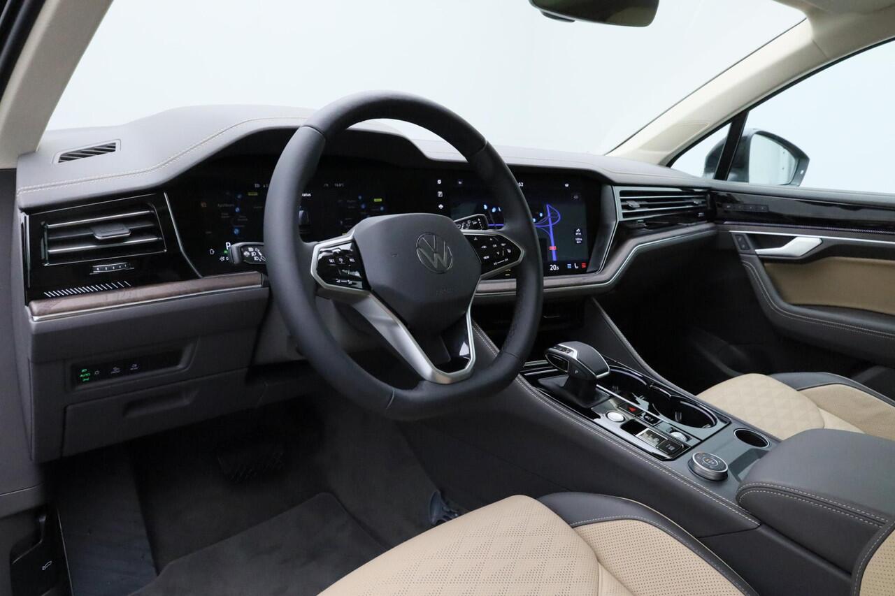 Volkswagen TOUAREG 3.0 TSi 381 pk tiptronic eHybrid 4MOTION Elegance | Panoramadak | Trekhaak | Nachtzicht | Geheugen-/massagestoelen | Leder | Stoelventilatie
