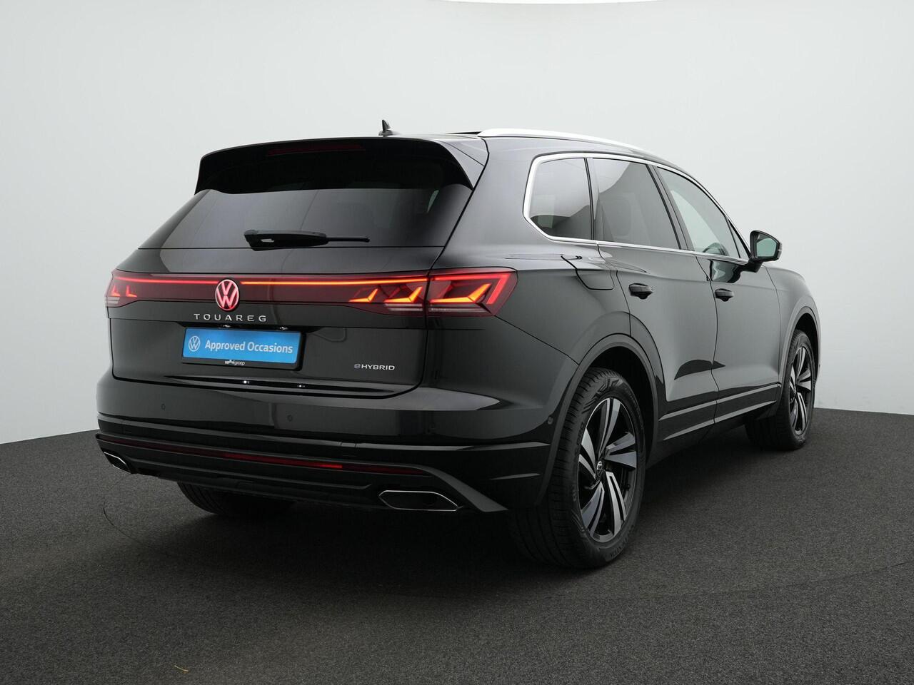 Volkswagen TOUAREG 3.0 TSi 381 pk tiptronic eHybrid 4MOTION Elegance | Panoramadak | Trekhaak | Nachtzicht | Geheugen-/massagestoelen | Leder | Stoelventilatie