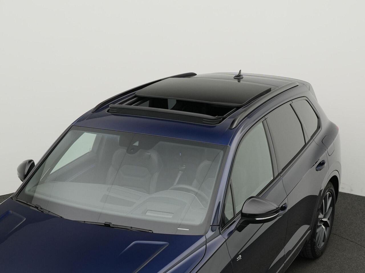 Volkswagen TOUAREG R 3.0 TSi 462 pk tiptronic eHybrid 4MOTION | R-Line | Panoramadak | Luchtvering | Head-up display | Geheugenstoelen | Dynaudio | Rondomzicht camera