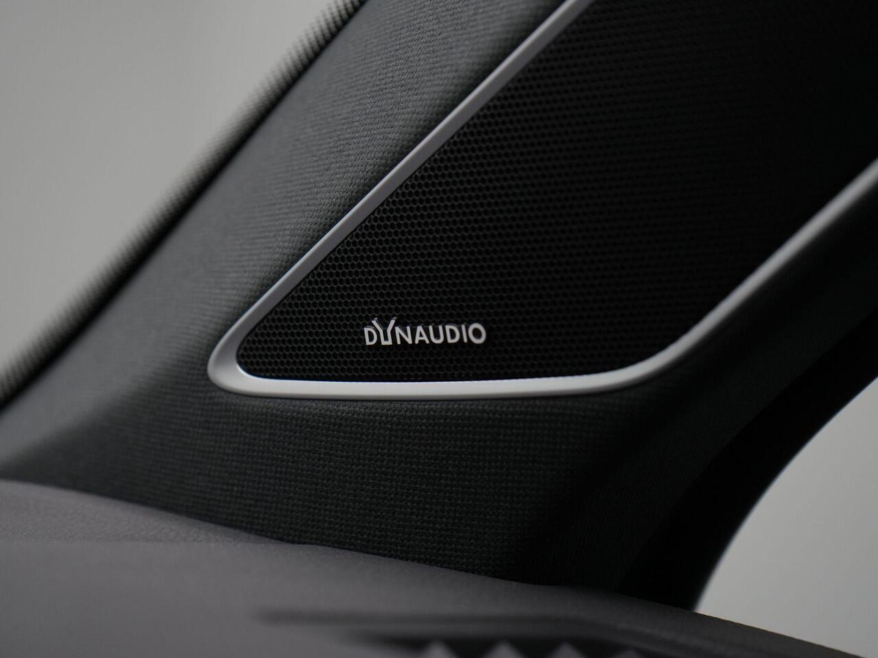 Volkswagen TOUAREG R 3.0 TSi 462 pk tiptronic eHybrid 4MOTION | R-Line | Panoramadak | Luchtvering | Head-up display | Geheugenstoelen | Dynaudio | Rondomzicht camera