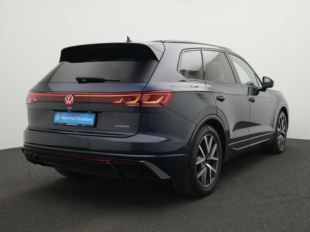 Volkswagen TOUAREG R 3.0 TSi 462 pk tiptronic eHybrid 4MOTION | R-Line | Panoramadak | Luchtvering | Head-up display | Geheugenstoelen | Dynaudio | Rondomzicht camera