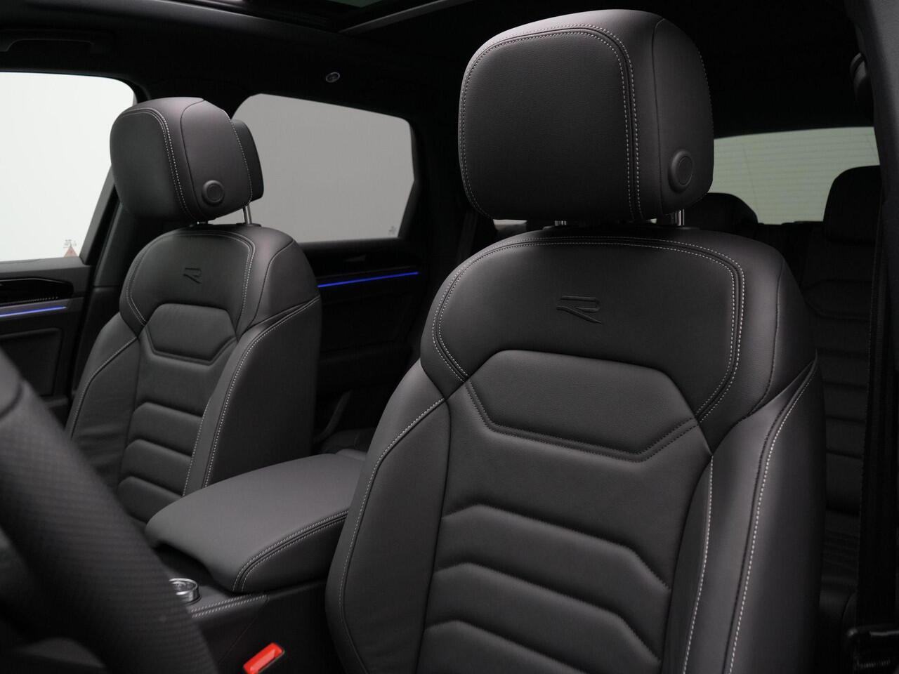 Volkswagen TOUAREG R 3.0 TSi 462 pk tiptronic eHybrid 4MOTION | R-Line | Panoramadak | Luchtvering | Head-up display | Geheugenstoelen | Dynaudio | Rondomzicht camera