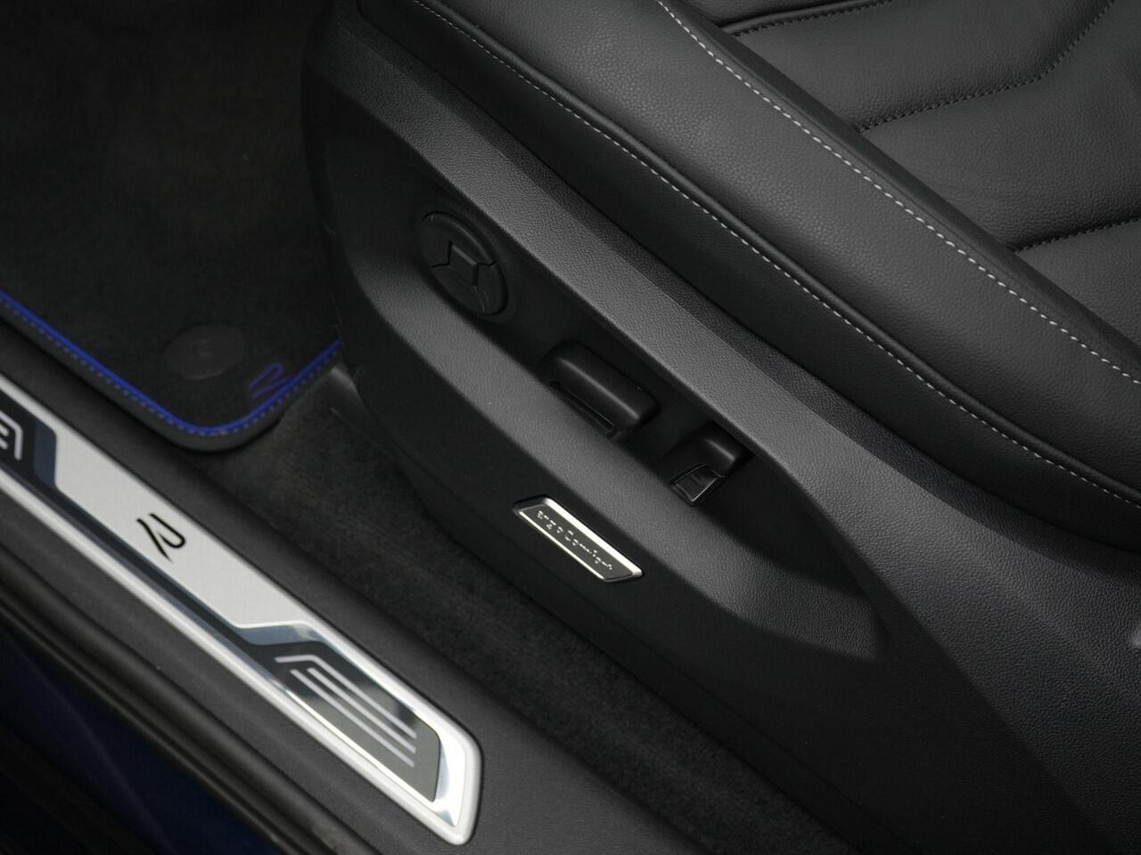 Volkswagen TOUAREG R 3.0 TSi 462 pk tiptronic eHybrid 4MOTION | R-Line | Panoramadak | Luchtvering | Head-up display | Geheugenstoelen | Dynaudio | Rondomzicht camera