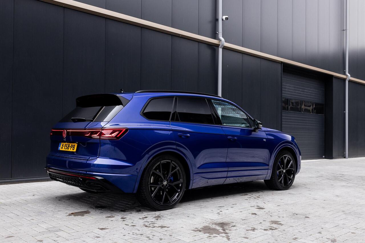 Volkswagen TOUAREG 3.0 TSi eHybrid 4MOTION R | Luchtvering | Panoramadak | Matrix Led IQ | Discover Pro Max | Comfort-Stoelen | Trekhaak | Stoelverwarming V + A | Nachtzicht-Assistent | Park Assist Pro | Connectivity-Pakket | Adaptieve Cruise Control |