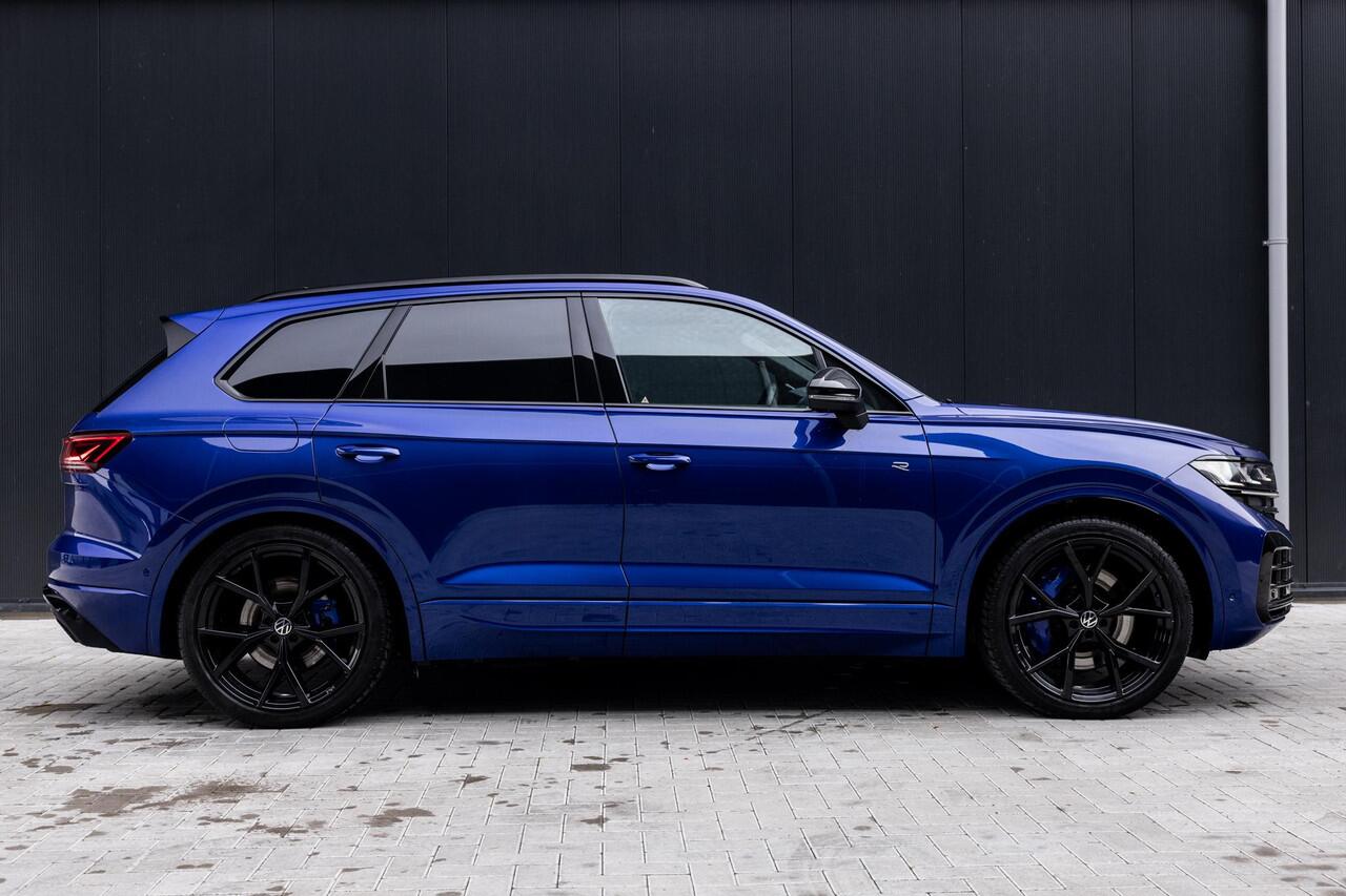 Volkswagen TOUAREG 3.0 TSi eHybrid 4MOTION R | Luchtvering | Panoramadak | Matrix Led IQ | Discover Pro Max | Comfort-Stoelen | Trekhaak | Stoelverwarming V + A | Nachtzicht-Assistent | Park Assist Pro | Connectivity-Pakket | Adaptieve Cruise Control |
