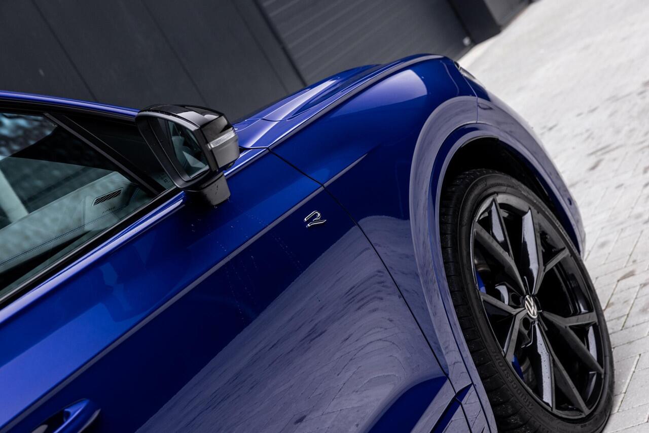 Volkswagen TOUAREG 3.0 TSi eHybrid 4MOTION R | Luchtvering | Panoramadak | Matrix Led IQ | Discover Pro Max | Comfort-Stoelen | Trekhaak | Stoelverwarming V + A | Nachtzicht-Assistent | Park Assist Pro | Connectivity-Pakket | Adaptieve Cruise Control |