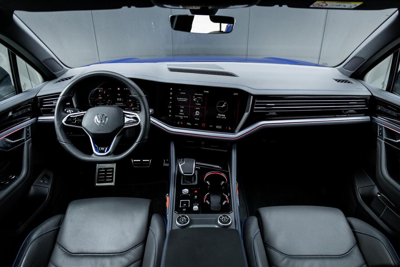 Volkswagen TOUAREG 3.0 TSi eHybrid 4MOTION R | Luchtvering | Panoramadak | Matrix Led IQ | Discover Pro Max | Comfort-Stoelen | Trekhaak | Stoelverwarming V + A | Nachtzicht-Assistent | Park Assist Pro | Connectivity-Pakket | Adaptieve Cruise Control |