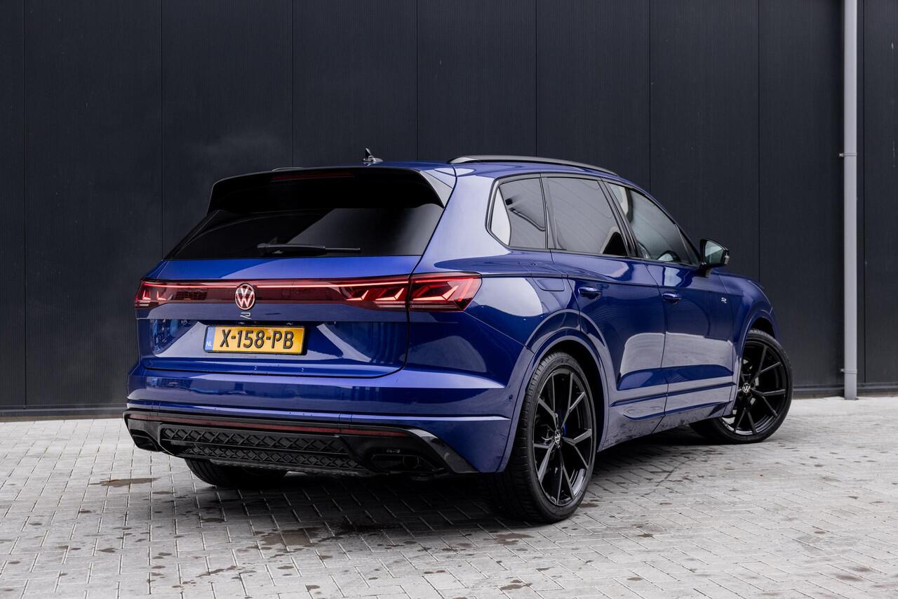 Volkswagen TOUAREG 3.0 TSi eHybrid 4MOTION R | Luchtvering | Panoramadak | Matrix Led IQ | Discover Pro Max | Comfort-Stoelen | Trekhaak | Stoelverwarming V + A | Nachtzicht-Assistent | Park Assist Pro | Connectivity-Pakket | Adaptieve Cruise Control |
