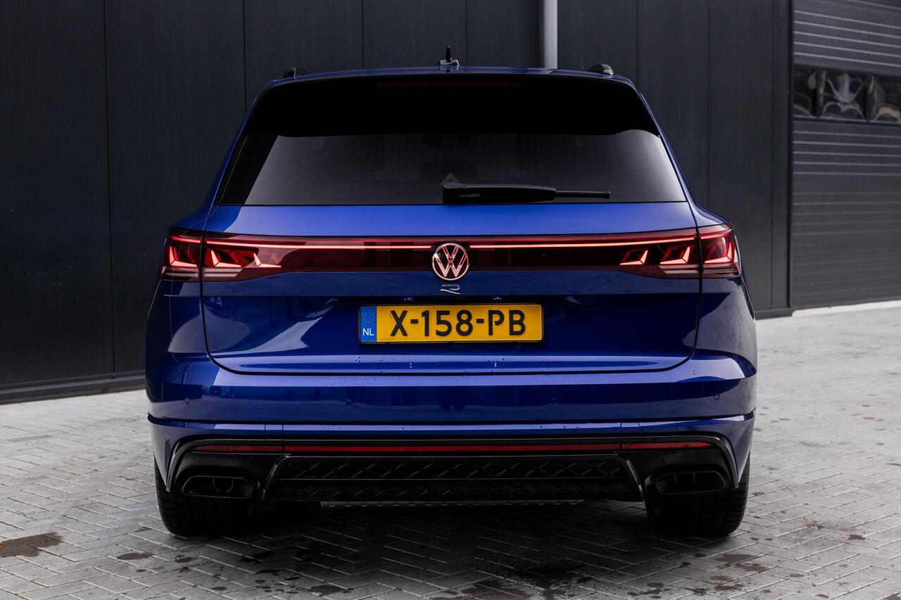 Volkswagen TOUAREG 3.0 TSi eHybrid 4MOTION R | Luchtvering | Panoramadak | Matrix Led IQ | Discover Pro Max | Comfort-Stoelen | Trekhaak | Stoelverwarming V + A | Nachtzicht-Assistent | Park Assist Pro | Connectivity-Pakket | Adaptieve Cruise Control |