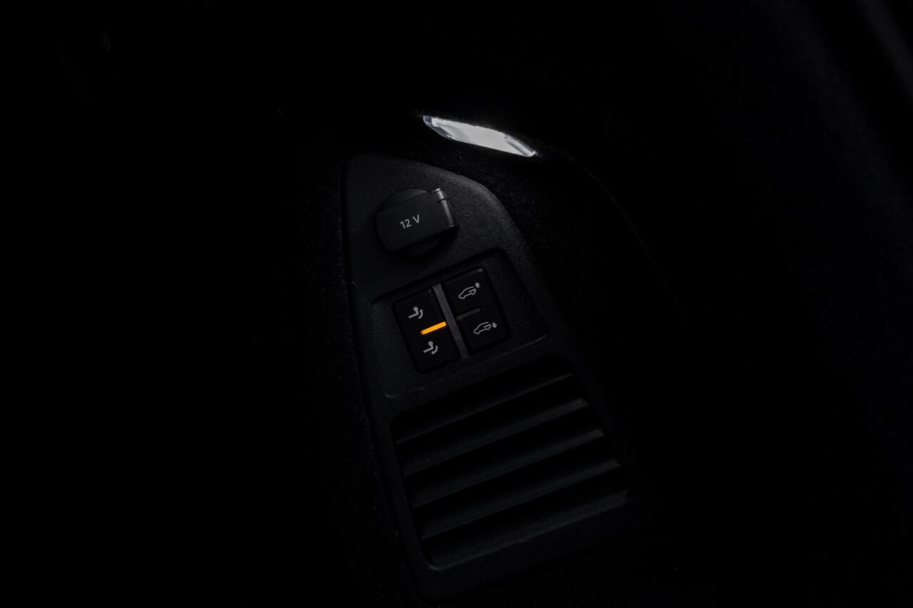 Volkswagen TOUAREG 3.0 TSi eHybrid 4MOTION R | Luchtvering | Panoramadak | Matrix Led IQ | Discover Pro Max | Comfort-Stoelen | Trekhaak | Stoelverwarming V + A | Nachtzicht-Assistent | Park Assist Pro | Connectivity-Pakket | Adaptieve Cruise Control |