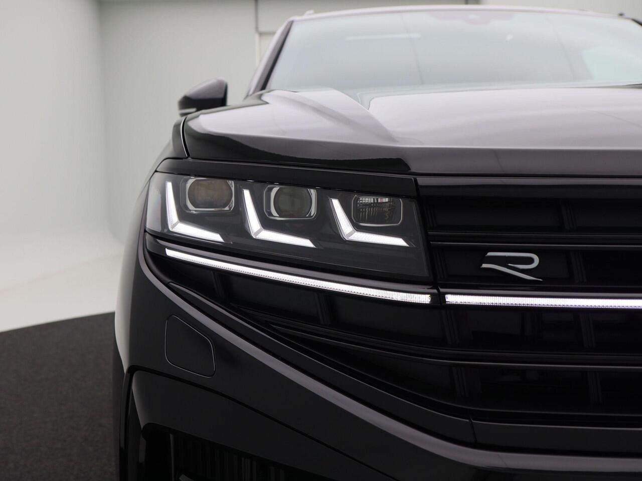 Volkswagen TOUAREG 3.0 TSi eHybrid 463 Pk 4MOTION R-Line | 360° Camera | Full LED | Trekhaak | Panoramadak | DynAudio | Head-Up | Digitaal Dashboard | 22 Inch