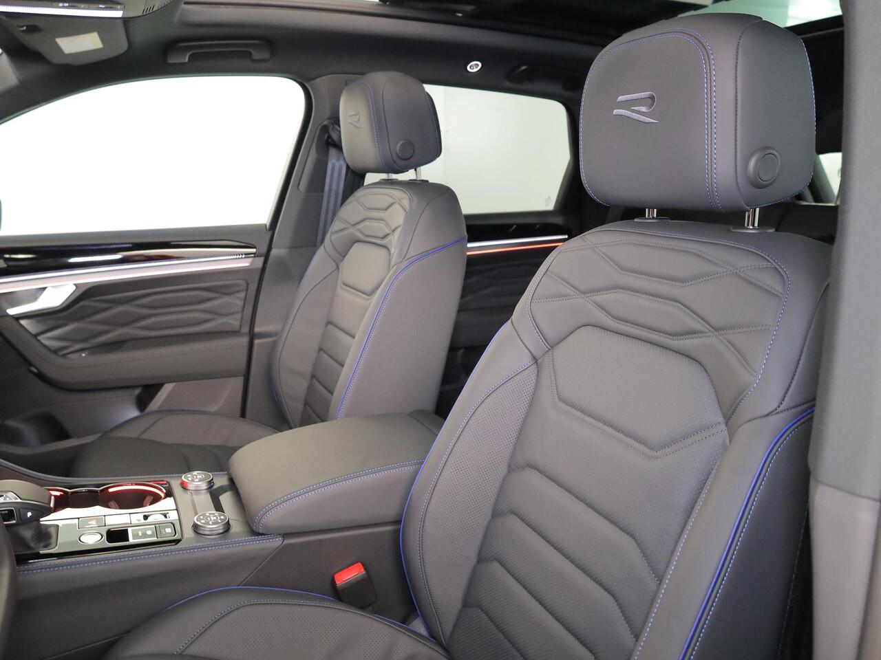 Volkswagen TOUAREG 3.0 TSi eHybrid 4MOTION R Edition 462PK PHEV| DYNAUDIO | Lederpakket "Puglia" |Luchtvering 22 Inch LM | Trekhaak incl Assistent |