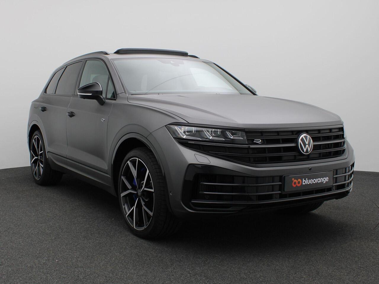 Volkswagen TOUAREG 3.0 TSi eHybrid 4MOTION R Edition 463PK Aut. Trekhaak, 22" LM Velgen, Pano-Schuifdak, Puglia Leder, 360gr. Camera, Stoelverwarming & Koeling, Memorystoel, Servosluiting, Head-Up Display