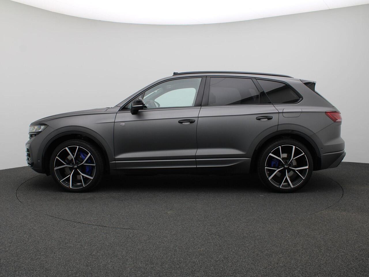 Volkswagen TOUAREG 3.0 TSi eHybrid 4MOTION R Edition 463PK Aut. Trekhaak, 22" LM Velgen, Pano-Schuifdak, Puglia Leder, 360gr. Camera, Stoelverwarming & Koeling, Memorystoel, Servosluiting, Head-Up Display